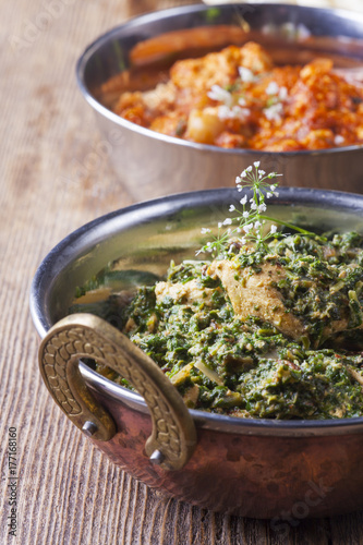 indischen Murgh Palak Gericht auf Holz