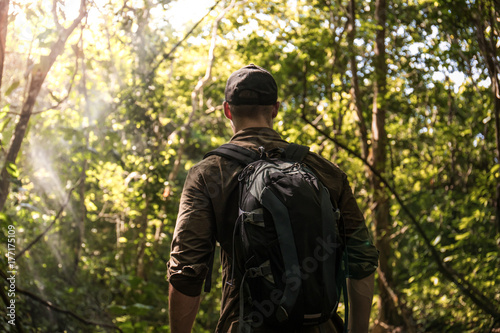Mann mit Ausrüstung beim durchqueren des Dschungels in Kolumbien
