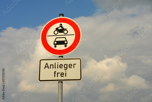 Schild, Verkehrszeichen, Durchfahrt verboten, Anlieger frei, Straße, StVO, Verbotsschild, PKW, Motorrad, Straßenverkehr, Infrastruktur, Anwohner, Verkehrsberuhigung, Ordnungswidrigkeit, 