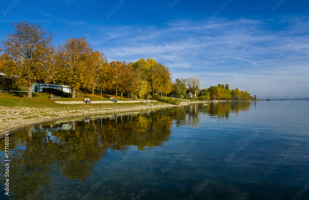 Herbstlandschaft am schönen Bodensee mit blauen Himmel 