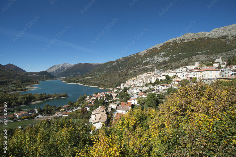 Vista del lago di Barrea - Parco Nazionale d'Abruzzo, Lazio e Molise