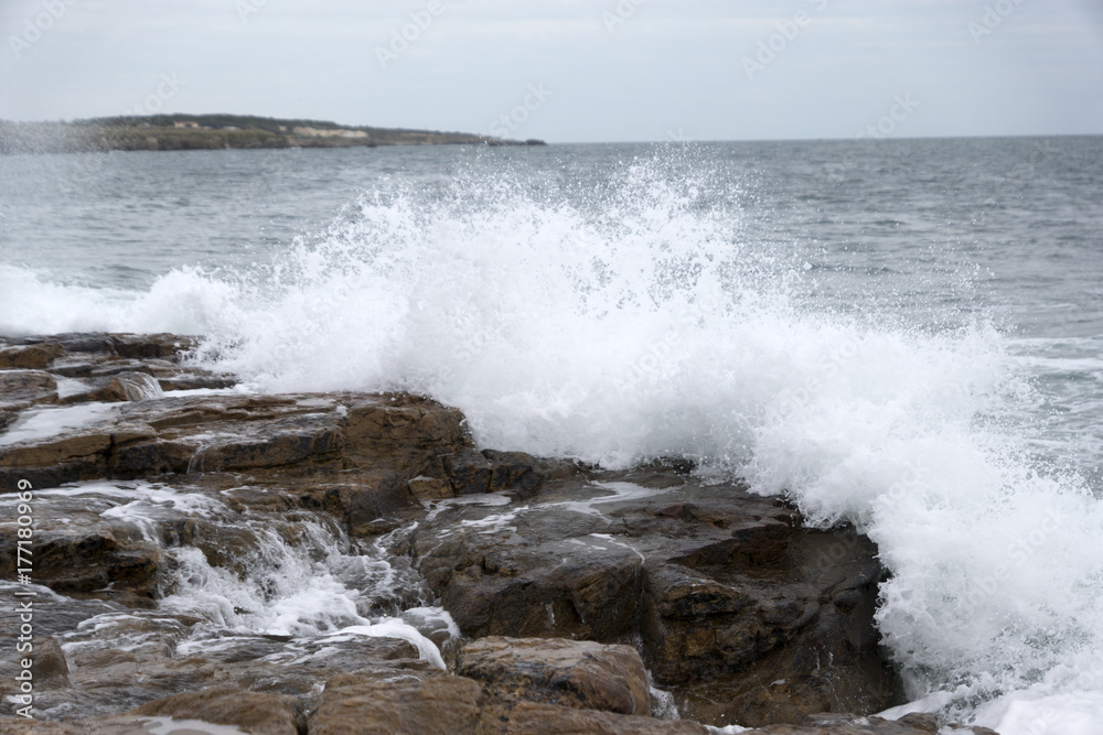 Fototapeta premium vagues s'échouant sur la cote près d'Olonne