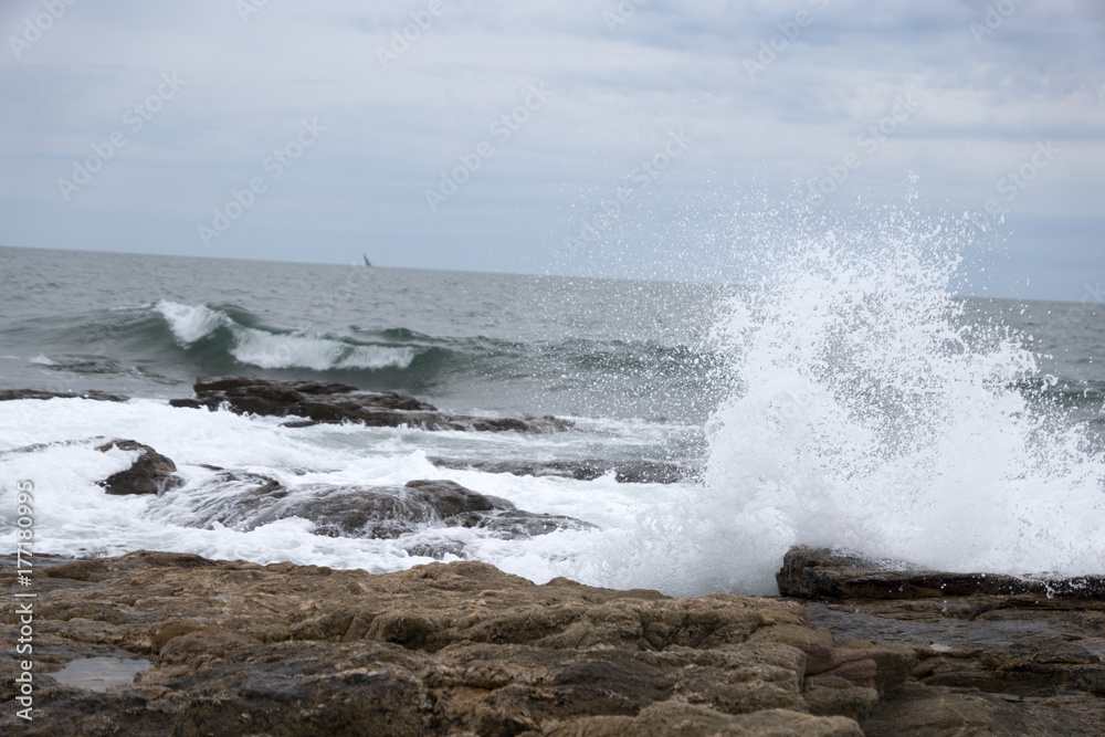 vagues s'échouant sur la cote près d'Olonne