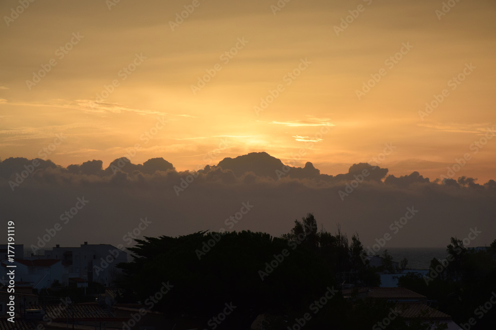 Bande de brume marine, au lever du soleil, sur la mer Méditerranée à Port-Leucate