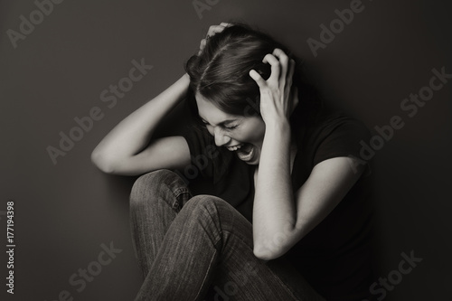 Battered young woman sittin...