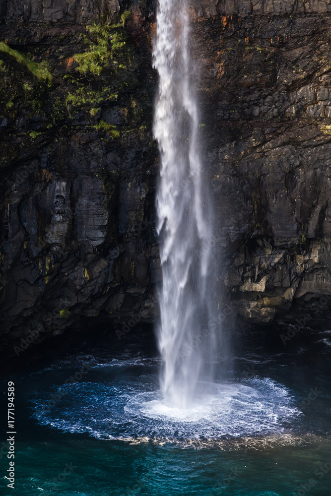 cascade chute eau rivière falaise paysage faroe island féroé océan.jpg
