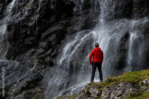 randonnée cascade trek eau vive nature roche falaise montagne homme randonneur marcher marcheur