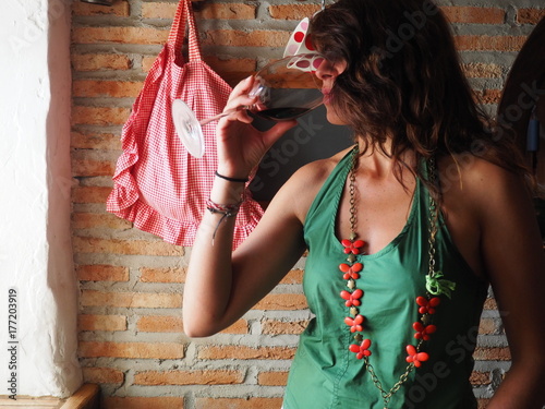 mujer catando vino