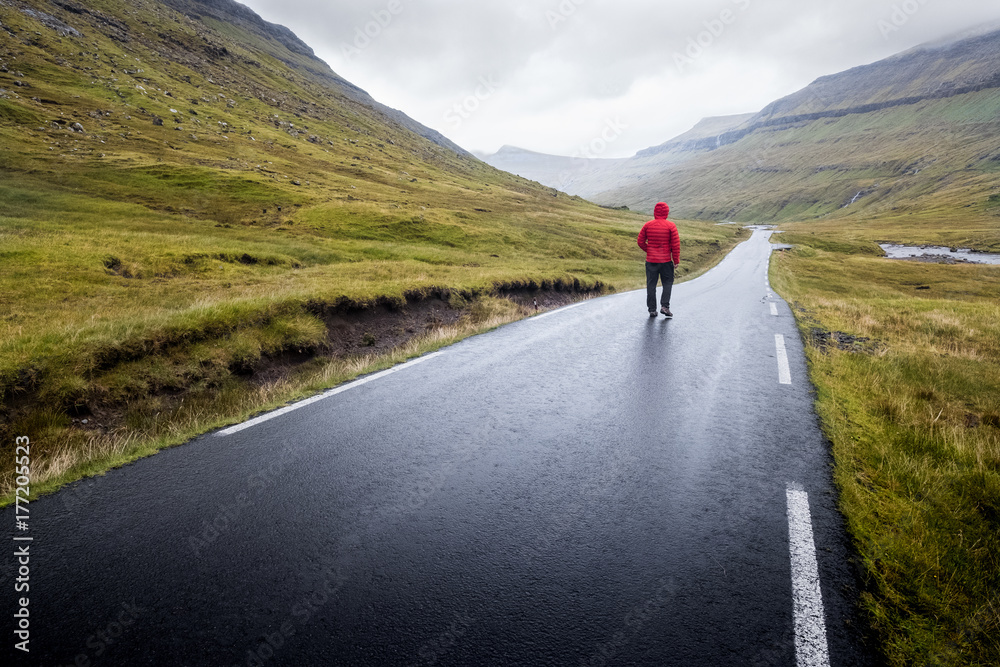 route vierge montagne disconnect seul libre liberté faroe island féroé homme randonnée randonneur marcheur  perspective vivre nature sauvage herbe colline doudoune rouge,