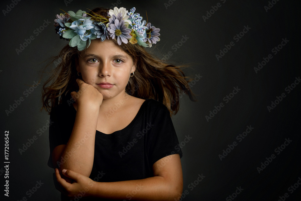 Fototapeta premium niña con corona de flores