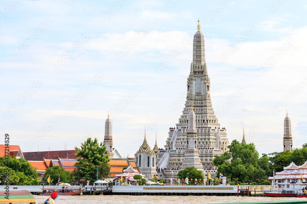 Obraz premium Wat Arun, locally known as Wat Chaeng, is situated on the west (Thonburi) bank of the Chao Phraya River. It is easily one of the most stunning temples in Bangkok