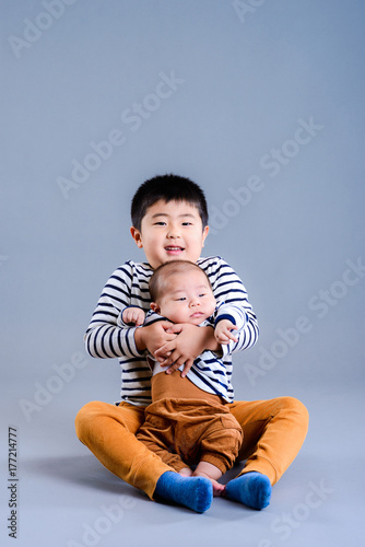 赤ちゃんを抱いている男の子 スタジオポートレート