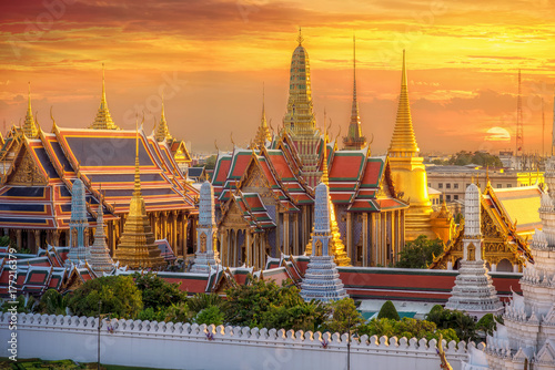 Grand palace and Wat phra keaw at sunset © Travel mania