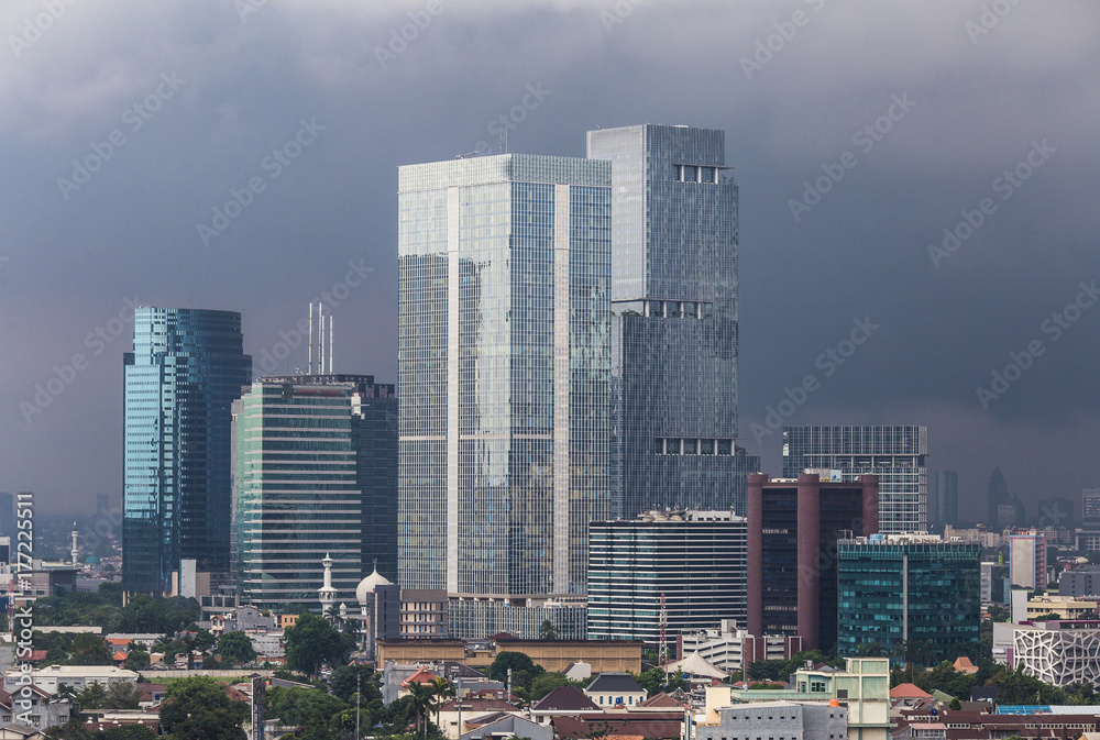Obraz premium Nad dzielnicą biznesową Dżakarty w Indonezji nadciąga tropikalna burza.
