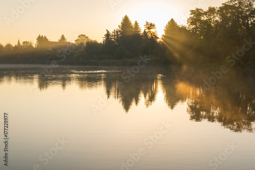 Sonnenstrahlen an einem See im Herbst