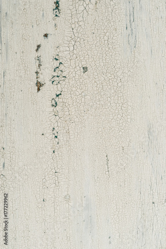 Weiß gestrichenes Holzbrett mit Patina