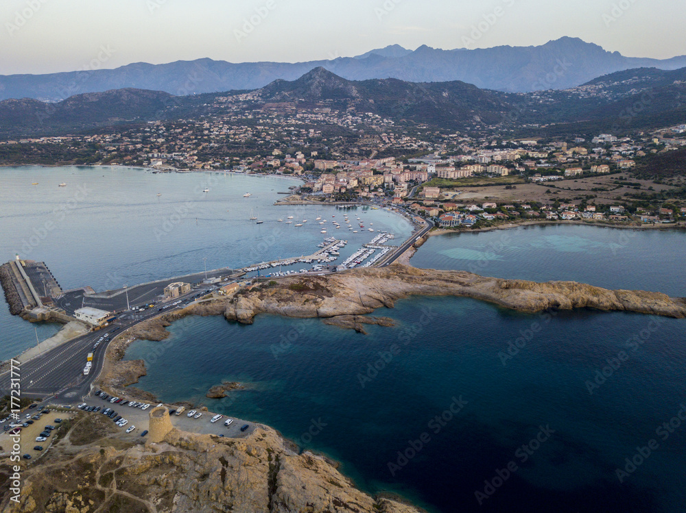 Vista aerea di Isola Rossa, L’Ile-Rousse, Isola Rossa Corsica, porto e tratto di costa francese, Corsica, Francia
