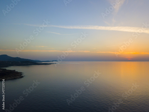 Vista aerea della costa della Corsica al tramonto, promontori che costeggiano il mare. Francia