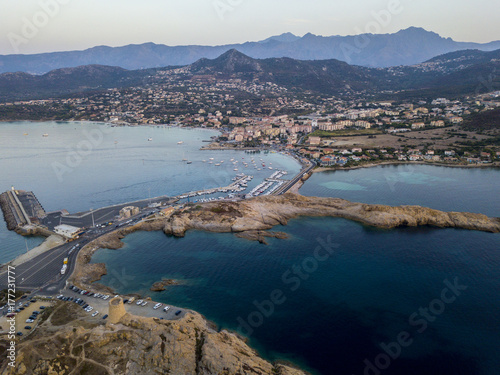 Vista aerea di Isola Rossa, L’Ile-Rousse, Isola Rossa Corsica, porto e tratto di costa francese, Corsica, Francia 