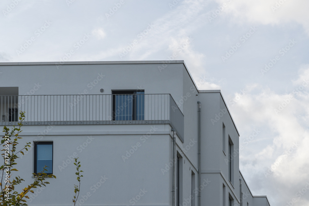 Fototapeta premium Moderne Fassade in weiß