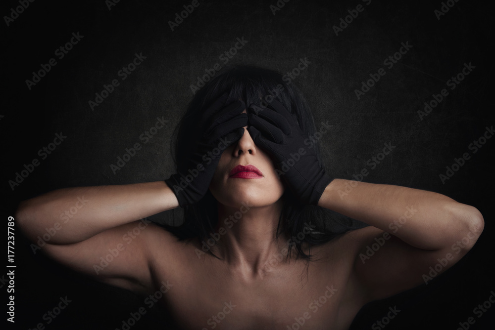 mujer sensual con las manos en los ojos mujer sensual con las manos en los ojos