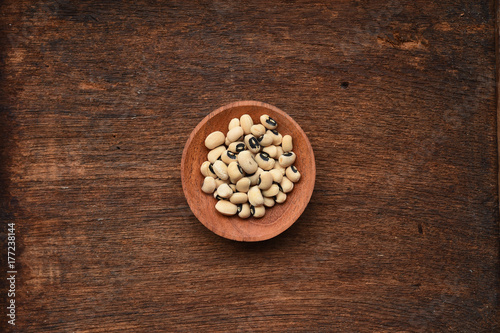 close up of blackeye peas in wooden bowl 