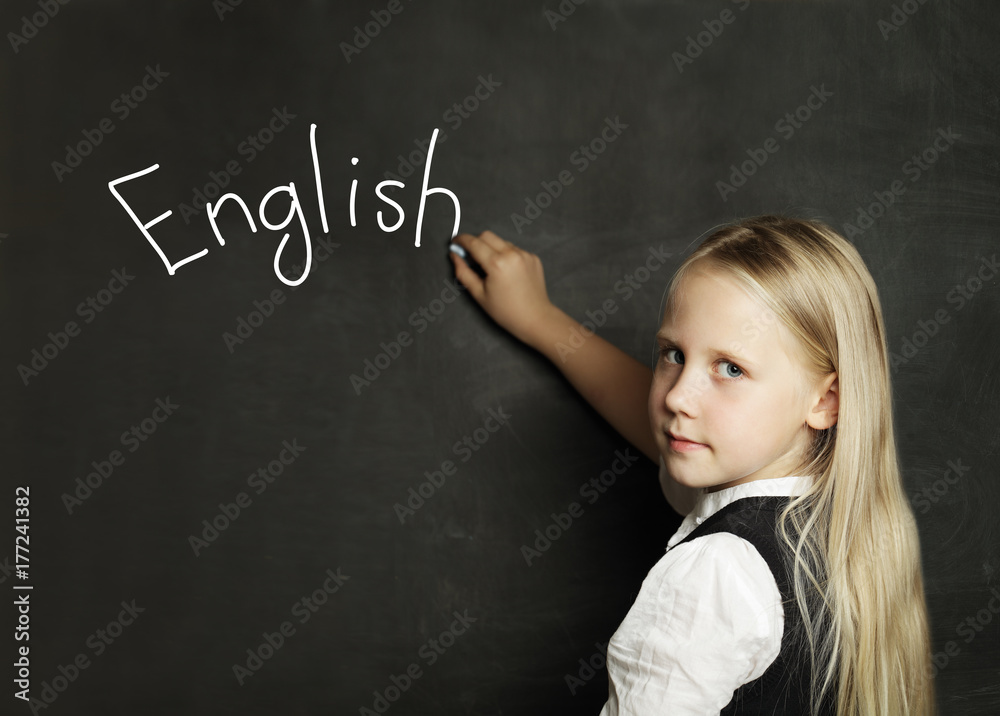 Девочка на английском написать. Девочка учит английский на фоне доски. Девочка учит английский. Девочка изучает английский. Девочка учит.