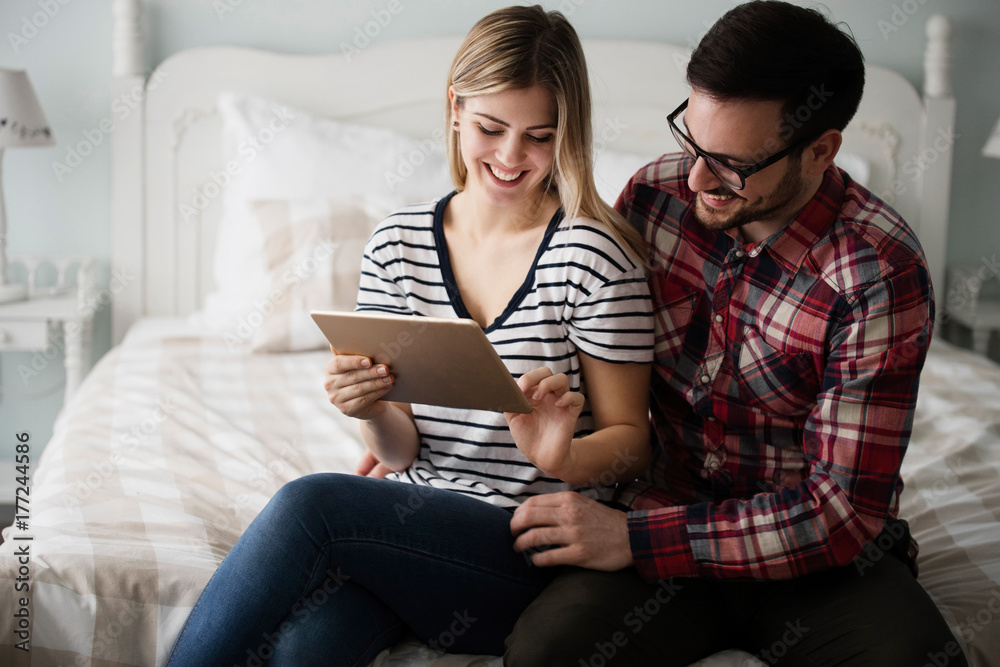 Obraz premium Attractive couple in love using digital tablet