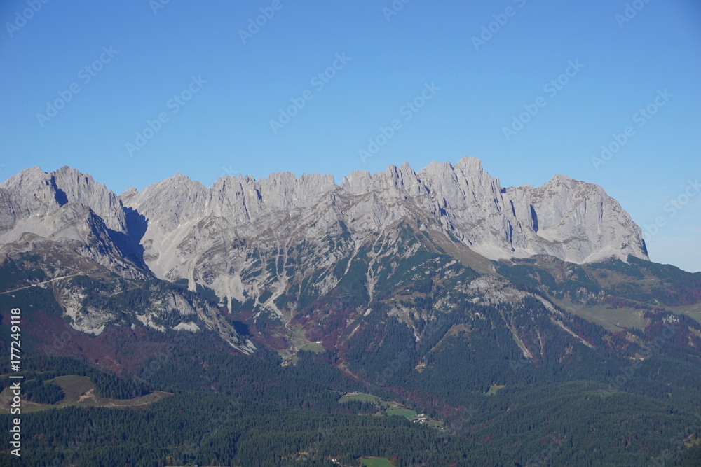 Wilder Kaiser im Herbst bei blauem Himmel, Ellmau, Tirol, Austria Wilder Kaiser im Herbst bei blauem Himmel, Ellmau, Tirol, Austria