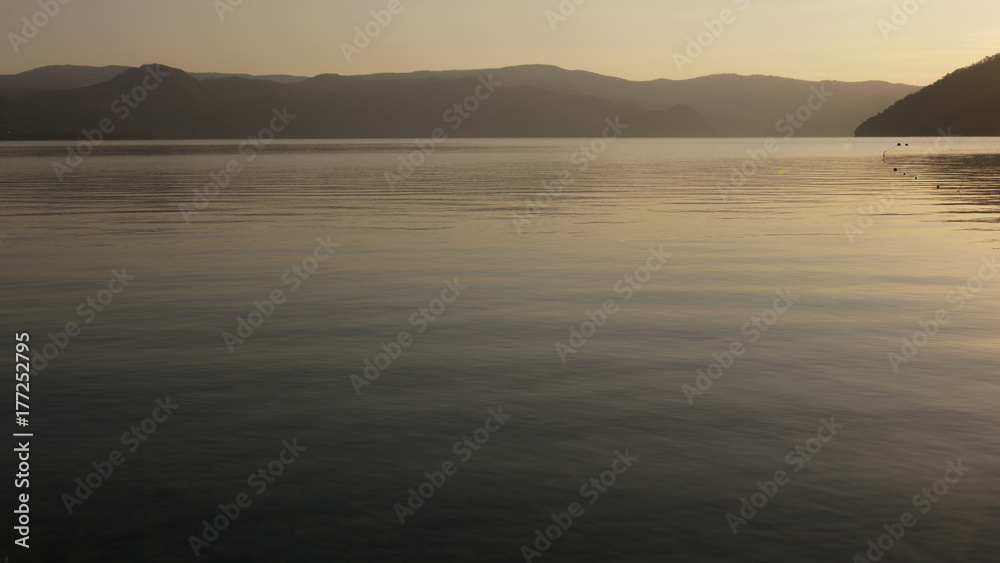 湖の夜明け　北海道洞爺湖