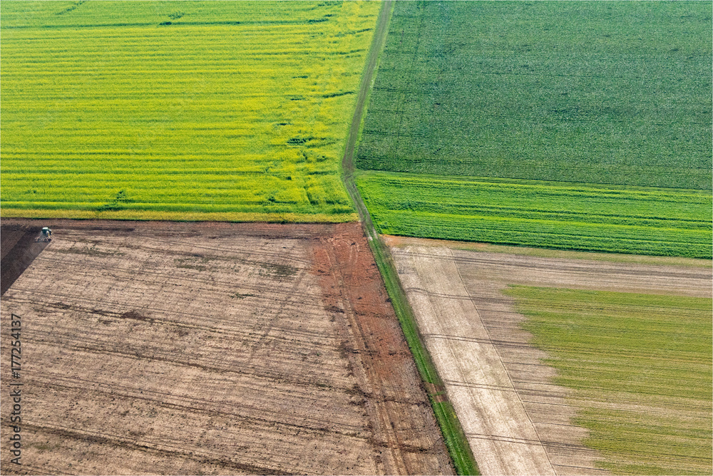 Obraz premium Vue aérienne de champs à Soisy-la-Briche au sud de Paris