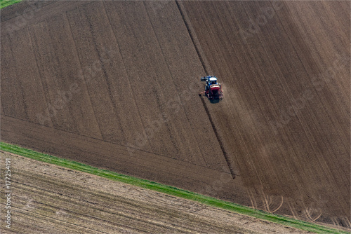 Vue aérienne d'un tracteur aux champs à Soisy-la-Briche au sud de Paris