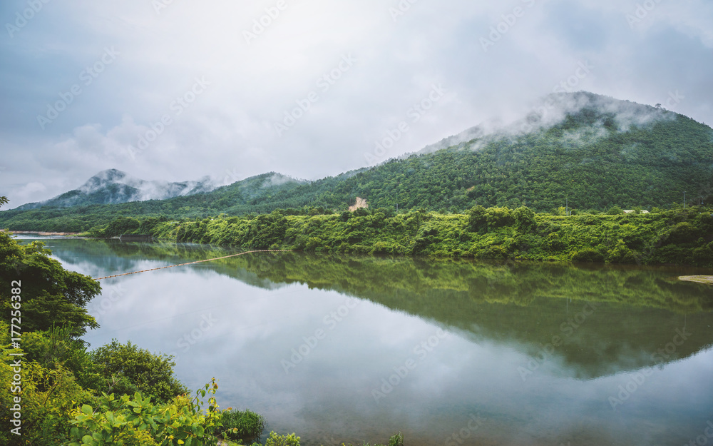七ヶ宿湖と朝靄に包まれる山並み 七ヶ宿湖と朝靄に包まれる山並み