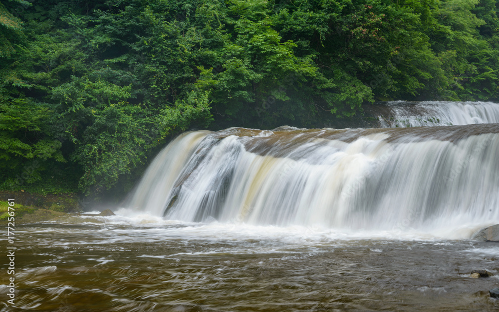 Fototapeta premium 渓谷の滝 滑津大滝