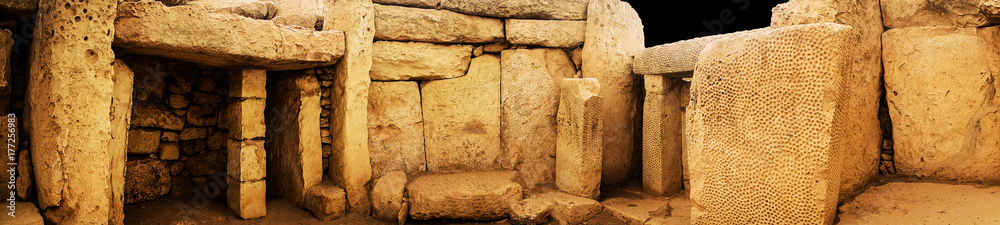 Naklejka premium Mnajdra Megalithic Ruins