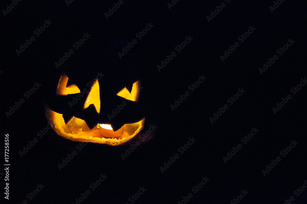 Calabaza de Halloween en la oscuridad Calabaza de Halloween en la oscuridad