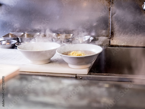 ラーメン屋、厨房。