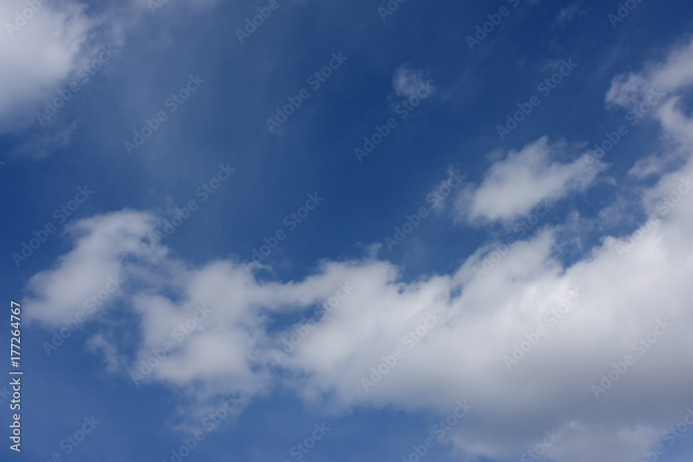 青空と雲「空想・雲のモンスターたち（３つの顔が連なっているイメージなど）」（３つの顔、三連立、三兄弟、三人組、顔・顔・顔…、連続性などのイメージ）