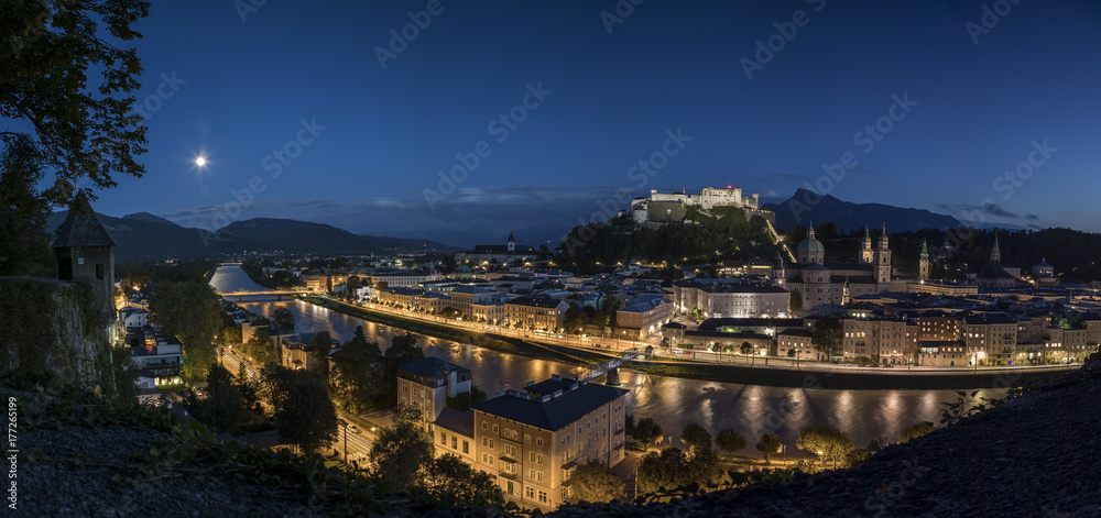 Salzburg am Abend als Panoramafoto