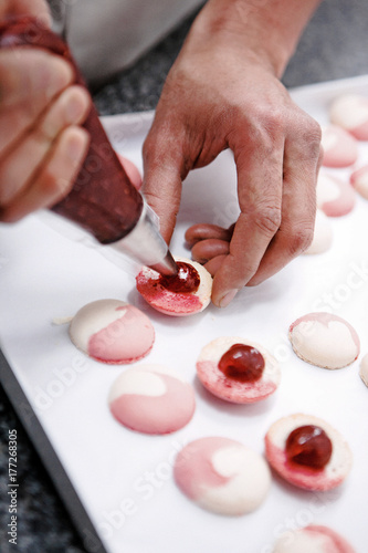 pâtissier prépare des macarons