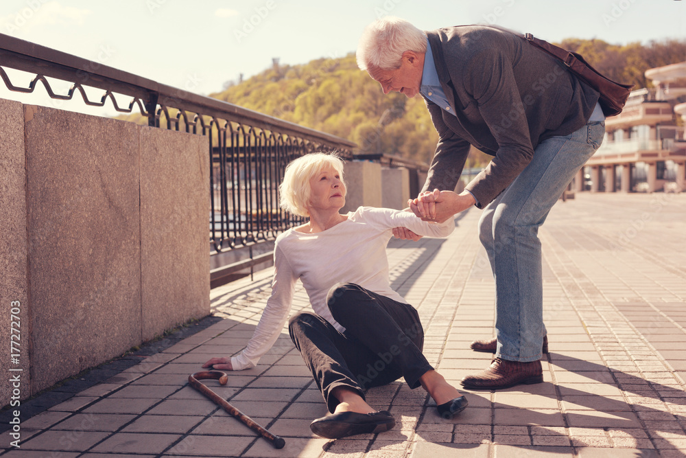 Ταπετσαρία Polite elderly man helping a woman to get up