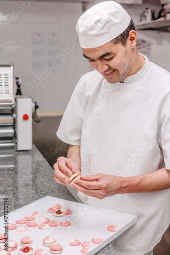pâtissier prépare des macarons