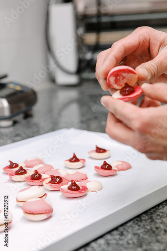 pâtissier prépare des macarons