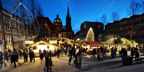 Weihnachtsmarkt in Aachen mit Aachener Dom
