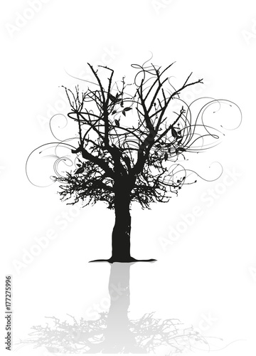 fantasievolle Silhouette eines Baumes mit Spiegelung