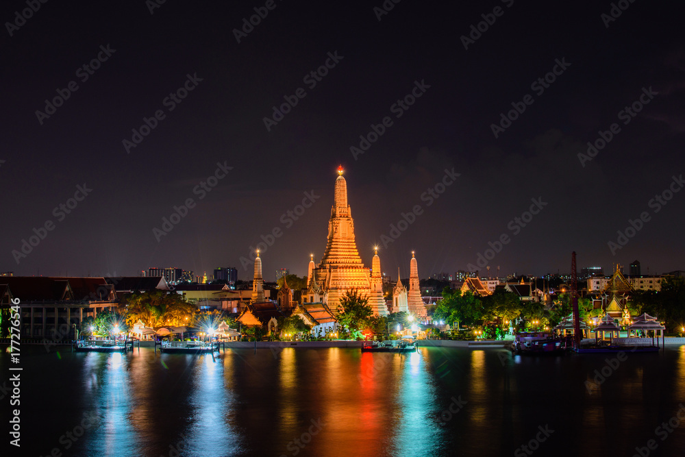 Obraz premium Arun temple (Wat Arun), famous tourist attraction in night time,Bangkok Thailand.