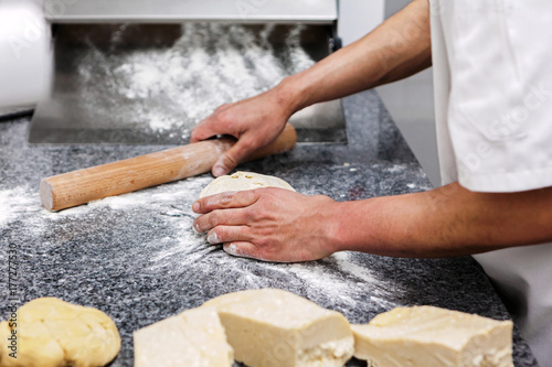 pâtissier prépare une pate à tarte