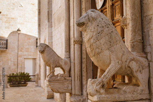 Canvas Print Basilica Cathedral of Conversano Puglia Italy - Lions near the entrance