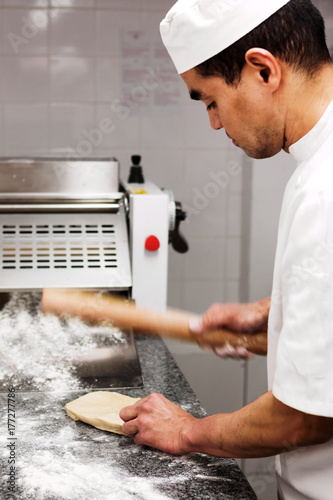 pâtissier prépare une pate à tarte