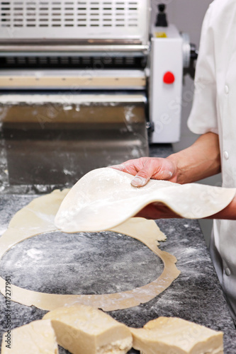 pâtissier prépare une pate à tarte